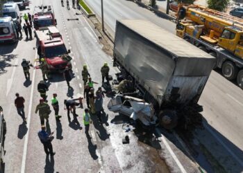 Bursa’da freni boşalan kamyon 2 araca çarptı; 3 yaralı