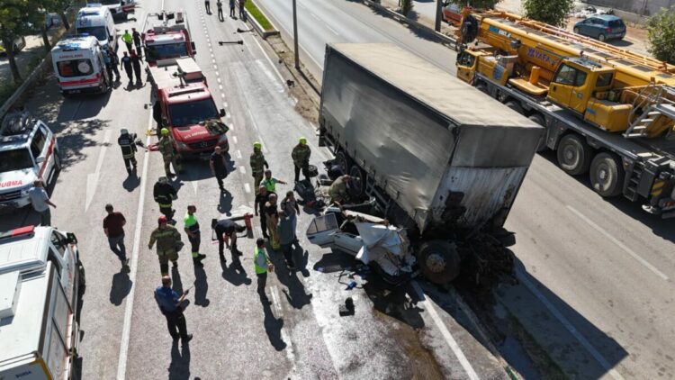 Bursa’da freni boşalan kamyon 2 araca çarptı; 3 yaralı