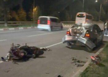 Otomobile çarpan motosikletin sürücüsü ağır yaralandı