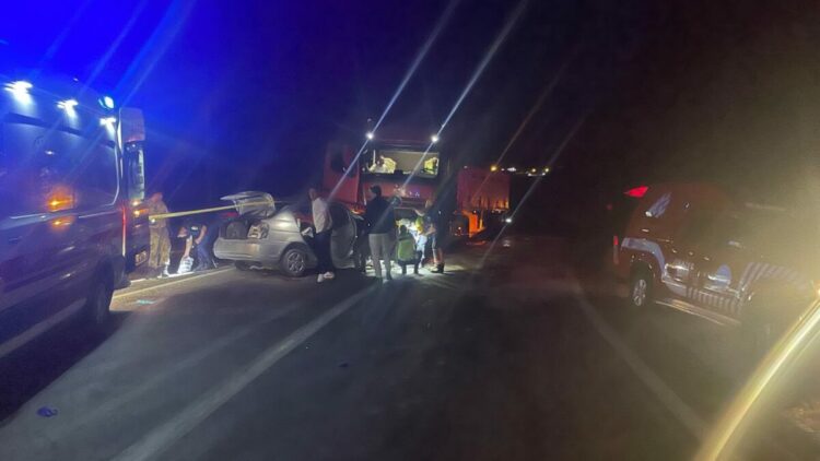 TIR ile çarpışan otomobildeki çift ile kızları öldü