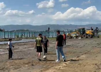 İznik Gölü’nde iskelenin karada kaldığı alan, çocuklara futbol sahası oldu