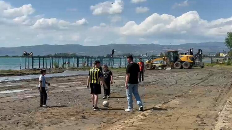 İznik Gölü’nde iskelenin karada kaldığı alan, çocuklara futbol sahası oldu