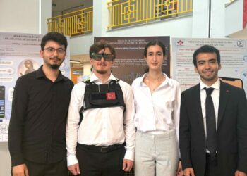 Üniversite öğrencilerinden görme engelliler için akıllı gözlük