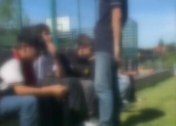 Arnavutköy'de bir grup çocuk, arkadaşlarını darbederken o anları kaydetti