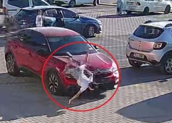 Bursa'da koşarak yola çıkan çocuğa otomobilin çarptığı kaza kamerada