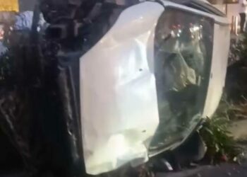 Bakırköy'de park halindeki 2 araca çarpan otomobil devrildi