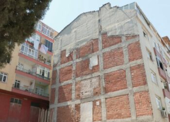 Güngören’de 'riskli' raporu verilen binanın mührünü kırıp içeri girdiler: Yıkılabilir