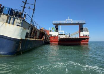 Karaya oturan gemideki gübrenin tahliyesi sürüyor