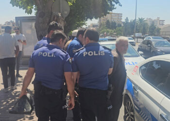 Durakta bekleyen eşini vurdu, polise teslim oldu