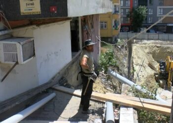 Küçükçekmece'de inşaat çalışması sırasında bitişikteki binanın merdiveni çöktü; dairelerde mahsur kaldılar