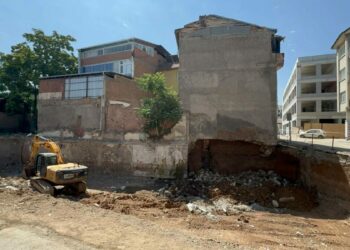 Temel kazısında toprak kaydı, 2 katlı binada yaşayanlar tahliye edildi