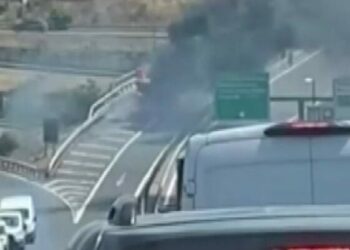 Başakşehir'de mobilya malzemesi yüklü kamyonet alev alev yandı