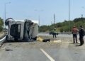 Arnavutköy'de servis minibüsüne çarpan hafriyat kamyonu devrildi