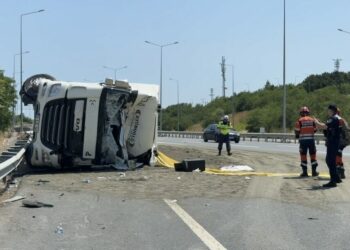 Arnavutköy'de servis minibüsüne çarpan hafriyat kamyonu devrildi