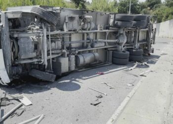 Arnavutköy'de şoförünün direksiyon hakimiyetini kaybettiği kamyon devrildi