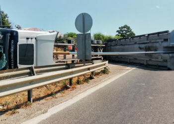 Silivri'de hafriyat kamyonu devrildi; uzun araç kuyrukları oluştu
