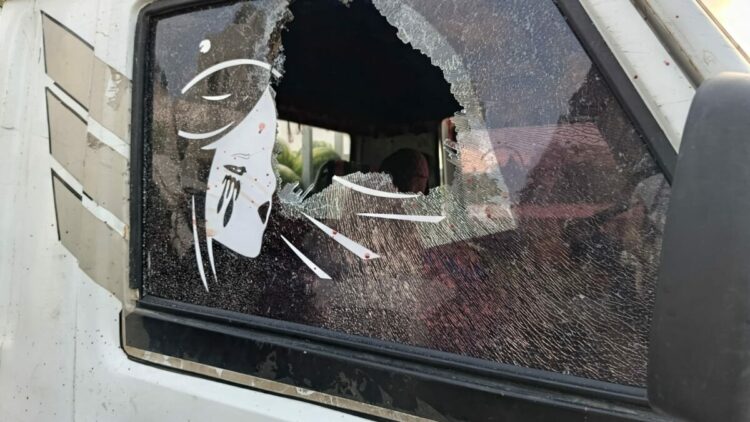 Pazarcı, ucuz karpuz satan rakip esnafın kamyonetinin camlarını kırdı
