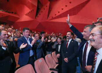 Özgür Özel: Bu millet çaresiz değildir, seçeneksiz değildir
