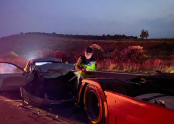 Otoyolda emniyet şeridinde duran TIR'a otomobil çarptı: 2 ölü