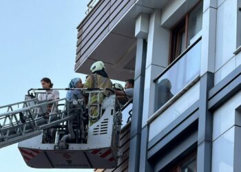 Kağıthane’de 5 katlı binada yangın: 4 kişi dumandan etkilendi