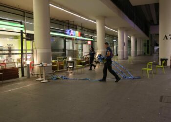 İzmir'de havalimanında polise bıçaklı saldırı; 4 yaralı