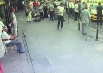 Otogara babasını almaya gelen taksici ile duraktaki şoförler arasında bıçaklı kavga: 2 yaralı