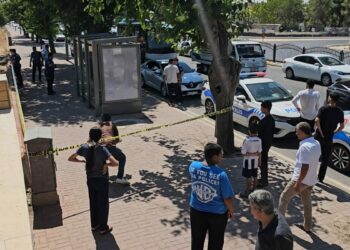 Durakta eşinin tabancayla vurduğu kadın öldü