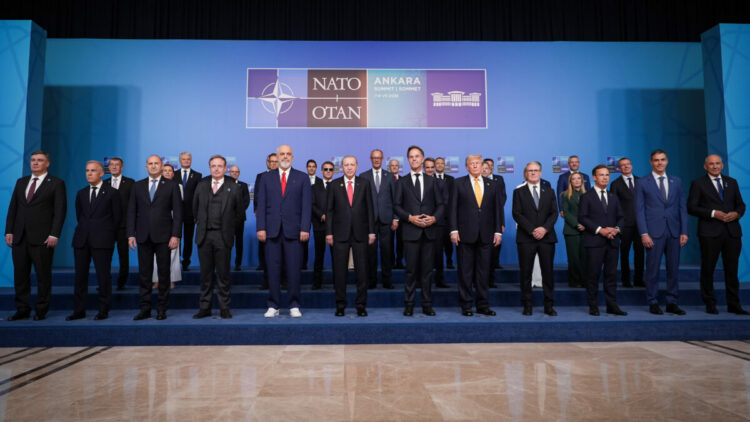 NATO Zirvesi'nde aile fotoğrafı çekildi