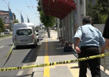 Durakta unutulan çanta fünyeyle patlatılmak üzereyken sahibi koşarak geldi