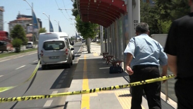 Durakta unutulan çanta fünyeyle patlatılmak üzereyken sahibi koşarak geldi