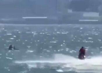 Rüzgarla açığa sürüklenen SUP'taki anne ve kızı cankurtaranlar kurtardı