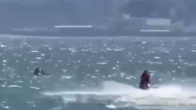 Rüzgarla açığa sürüklenen SUP'taki anne ve kızı cankurtaranlar kurtardı