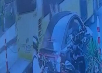 Şişli'de özel halk otobüsü yayaya çarptı; kaza kamerada