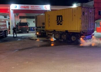 Bursa'da yanan TIR'ı 10 kilometre kullanıp itfaiyeye ulaştırdı