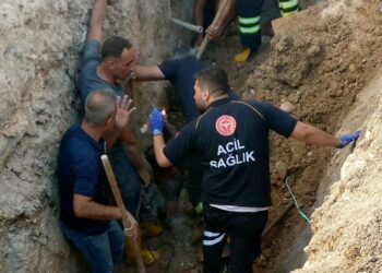 Göçük altında kalan işçiyi itfaiye ekipleri çıkardı