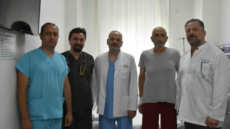 Kanser öyküsü olan hastanın kalbindeki kitle, göğüs kemiği kesilmeden kaburgadan çıkarıldı