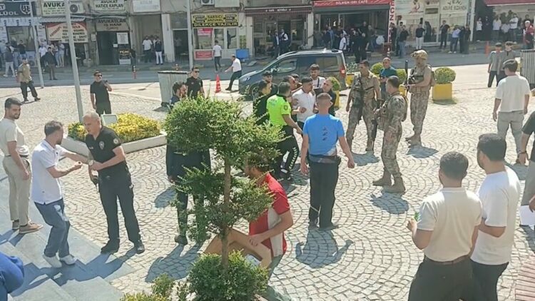 Bursa Adliyesi'nde kavga; 1'i polis 3 yaralı, 5 gözaltı