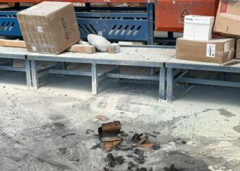 Kargo kutusundaki havai fişekler alev aldı