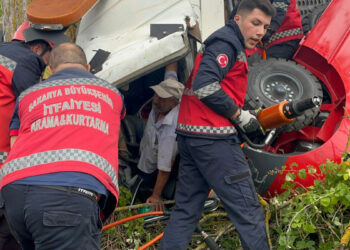 Forklift yüklü vinçli kamyonet devrildi, sıkışan sürücüyü itfaiye kurtardı