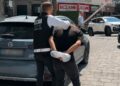 İzmir’de oto galeriyi kurşunlayan 2 şüpheli tutuklandı