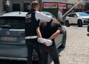 İzmir’de oto galeriyi kurşunlayan 2 şüpheli tutuklandı