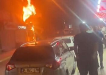 Küçükçekmece'de 5 katlı iş hanında çıkan yangın söndürüldü
