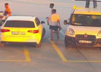 Kuşadası'nda yol verme tartışması, akaryakıt istasyonunda kavgaya dönüştü: olay anı kamerada