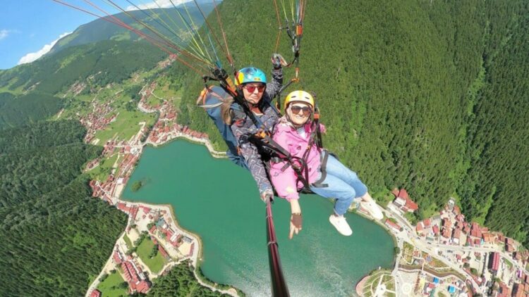Trabzon'da Uzungöl semalarında yamaç paraşütü heyecanı