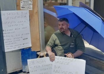 Evden çıkarılan kalp hastası kiracıdan 'Benim kalbim hasta, senin vicdanın' yazılı pankartla eylem