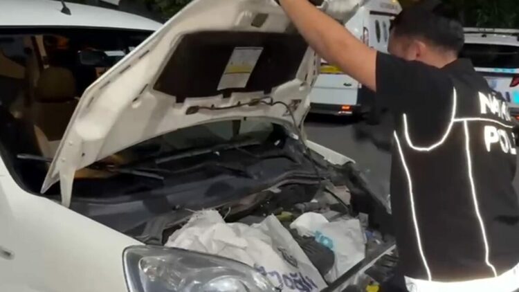 Aracının motor kısmına gizlediği uyuşturucuları piyasaya sürmek isterken yakalandı