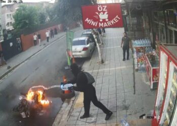 Küçükçekmece'de yanan motosiklete marketin önündeki su bidonlarıyla müdahale kamerada