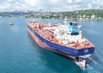 İDA saldırısında hasar alan petrol tankeri, 4 ay sonra İstanbul Boğazı'ndan geçti
