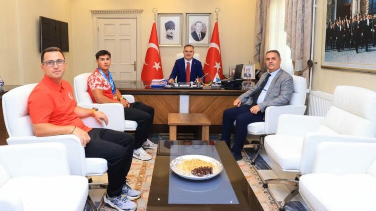 Dünya şampiyonu kanocudan Muğla Valisi Akbıyık'a ziyaret