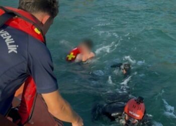 Kürek sörfü yaparken denizde sürüklenen 2 kişi kurtarıldı